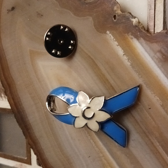 Hurricane Katrina Lapel pin - Picture 2 of 4